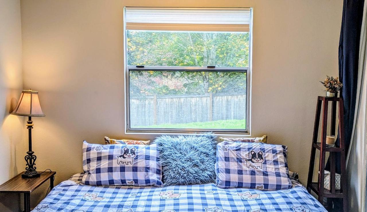 Private Guest Suite In West Bellevue Home Экстерьер фото
